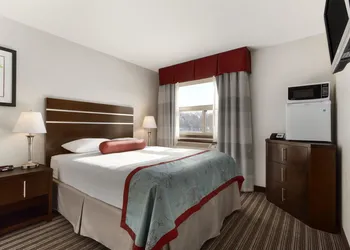 Super 8 by Wyndham Saskatoon Near Downtown hotel thumbnail 2