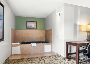 SureStay Plus Hotel by Best Western Bettendorf hotel thumbnail 4