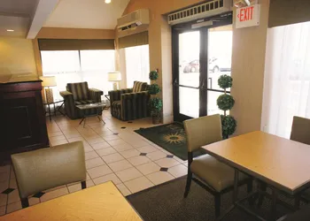 La Quinta Inn & Suites by Wyndham Warwick Providence Airport hotel thumbnail 2