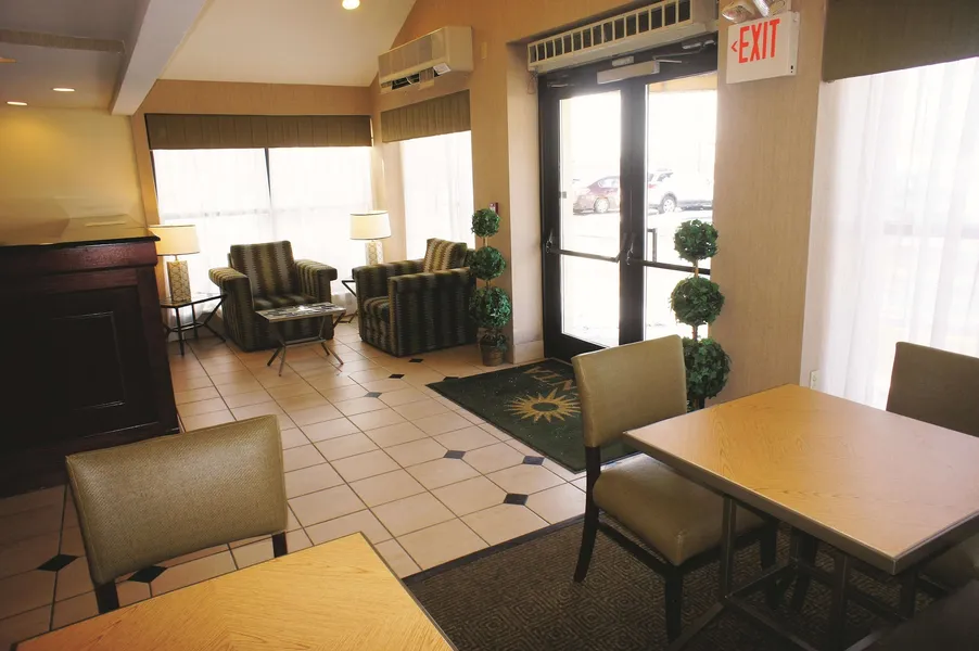 La Quinta Inn & Suites by Wyndham Warwick Providence Airport hotel detail image 2