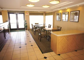 La Quinta Inn & Suites by Wyndham Warwick Providence Airport hotel thumbnail 4