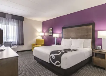 La Quinta Inn & Suites by Wyndham Warwick Providence Airport hotel thumbnail 5