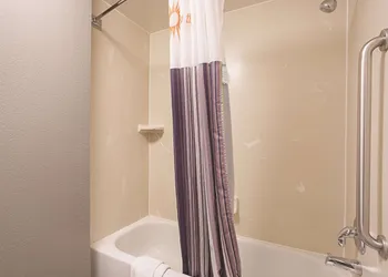 La Quinta Inn & Suites by Wyndham Warwick Providence Airport hotel thumbnail 7