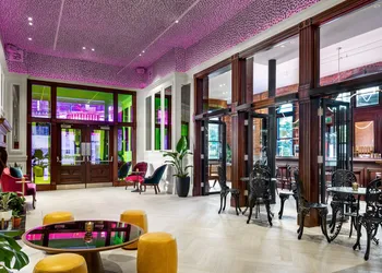 Gladstone Hotel & Suites hotel thumbnail 2
