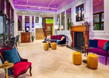 Gladstone Hotel & Suites hotel thumbnail 3