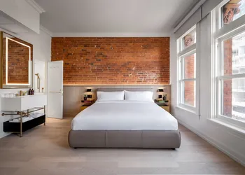 Gladstone Hotel & Suites hotel thumbnail 5