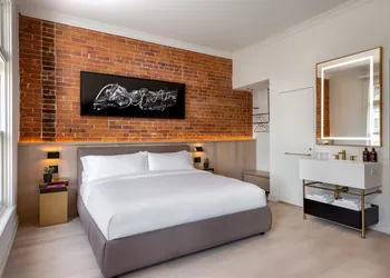 Gladstone Hotel & Suites hotel thumbnail 6