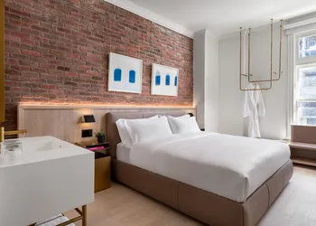 Gladstone Hotel & Suites hotel thumbnail 7