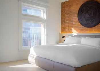 Gladstone Hotel & Suites hotel thumbnail 8