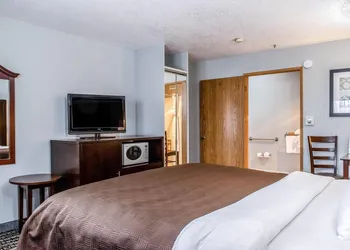 Clarion Hotel By Humboldt Bay hotel thumbnail 6