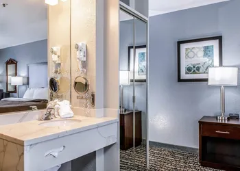 Clarion Hotel By Humboldt Bay hotel thumbnail 7