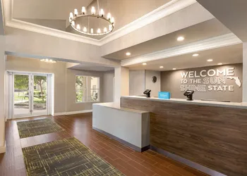 Hampton Inn & Suites Ft. Lauderdale Arpt/South Cruise Port hotel thumbnail 4