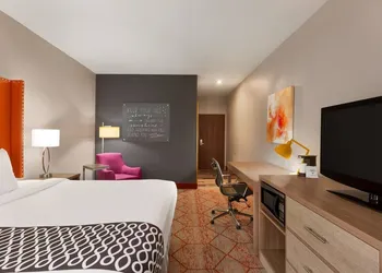 La Quinta Inn & Suites by Wyndham Lackawanna hotel thumbnail 4