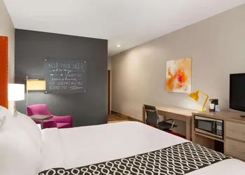 La Quinta Inn & Suites by Wyndham Lackawanna hotel thumbnail 5