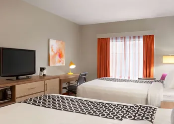 La Quinta Inn & Suites by Wyndham Lackawanna hotel thumbnail 7