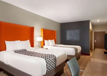 La Quinta Inn & Suites by Wyndham Lackawanna hotel thumbnail 8