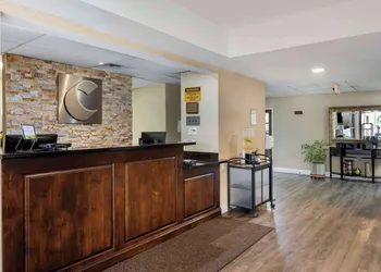 Comfort Suites Tulare Sequoia Gateway hotel thumbnail 2