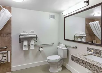 Comfort Suites Tulare Sequoia Gateway hotel thumbnail 8