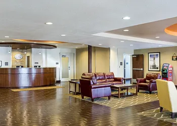 Comfort Suites Minot South hotel thumbnail 4