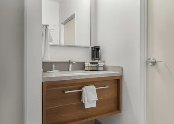 Courtyard by Marriott Louisville Airport hotel thumbnail 4