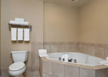Holiday Inn Express & Suites Cherry by IHG hotel thumbnail 8