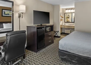 Quality Inn Kingsland hotel thumbnail 5