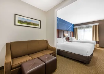 Comfort Suites Omaha East-Council Bluffs hotel thumbnail 6