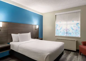 La Quinta Inn & Suites by Wyndham Madison American Center hotel thumbnail 5