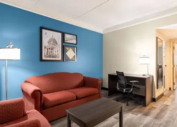 La Quinta Inn & Suites by Wyndham Madison American Center hotel thumbnail 6