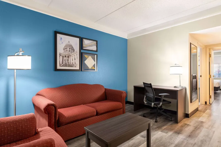 La Quinta Inn & Suites by Wyndham Madison American Center hotel detail image 6