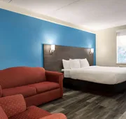 La Quinta Inn & Suites by Wyndham Madison American Center hotel detail image 7