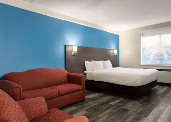 La Quinta Inn & Suites by Wyndham Madison American Center hotel thumbnail 7