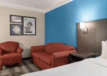 La Quinta Inn & Suites by Wyndham Madison American Center hotel thumbnail 8