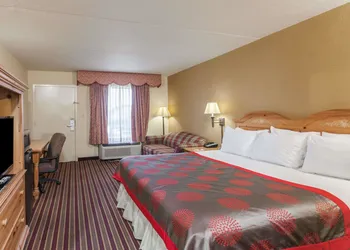 Ramada by Wyndham Lebanon hotel thumbnail 5