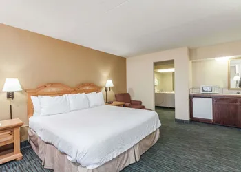 Ramada by Wyndham Lebanon hotel thumbnail 6