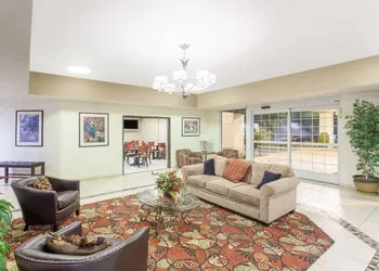 Ramada by Wyndham Fresno Northwest hotel thumbnail 2