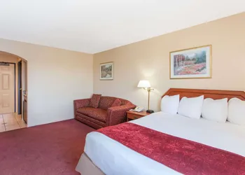 Ramada by Wyndham Fresno Northwest hotel thumbnail 8