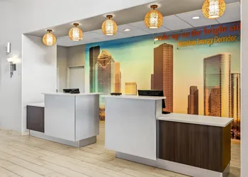 La Quinta Inn & Suites by Wyndham Houston Energy Corridor hotel thumbnail 2