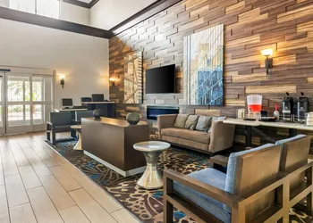 La Quinta Inn & Suites by Wyndham Houston Energy Corridor hotel thumbnail 3
