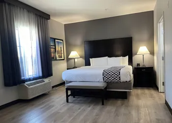 La Quinta Inn & Suites by Wyndham Houston Energy Corridor hotel thumbnail 6