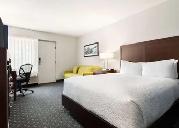 Days Inn by Wyndham Sarnia Harbourfront hotel thumbnail 8