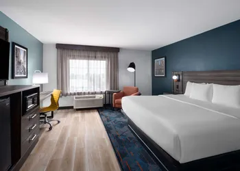 La Quinta Inn & Suites by Wyndham Greensboro NC hotel thumbnail 4