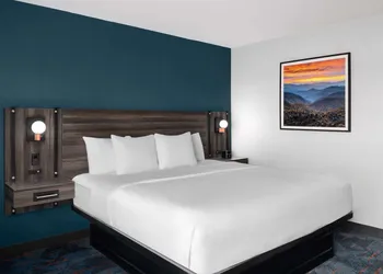 La Quinta Inn & Suites by Wyndham Greensboro NC hotel thumbnail 5