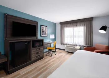 La Quinta Inn & Suites by Wyndham Greensboro NC hotel thumbnail 6