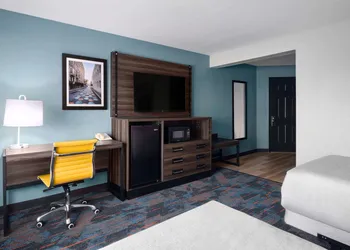 La Quinta Inn & Suites by Wyndham Greensboro NC hotel thumbnail 8