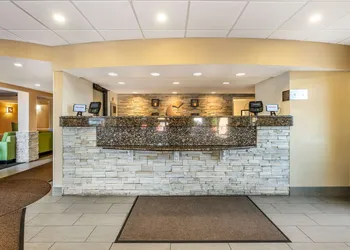 Comfort Inn & Suites East Hartford - Hartford hotel thumbnail 2