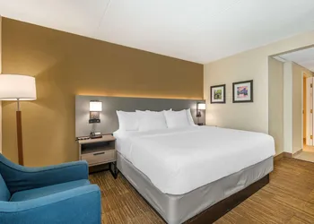 Comfort Inn & Suites East Hartford - Hartford hotel thumbnail 8