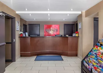 EconoLodge Downtown Toronto hotel thumbnail 2