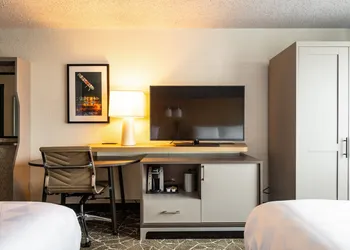 Holiday Inn Newark International Airport by IHG hotel thumbnail 5