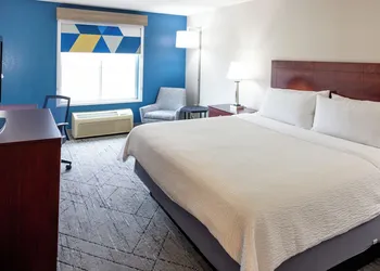 Holiday Inn Express & Suites Wichita Airport by IHG hotel thumbnail 6